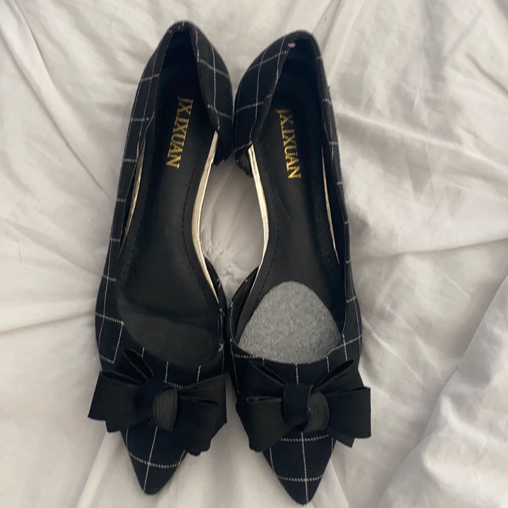 Black and white flat w bow 8.5